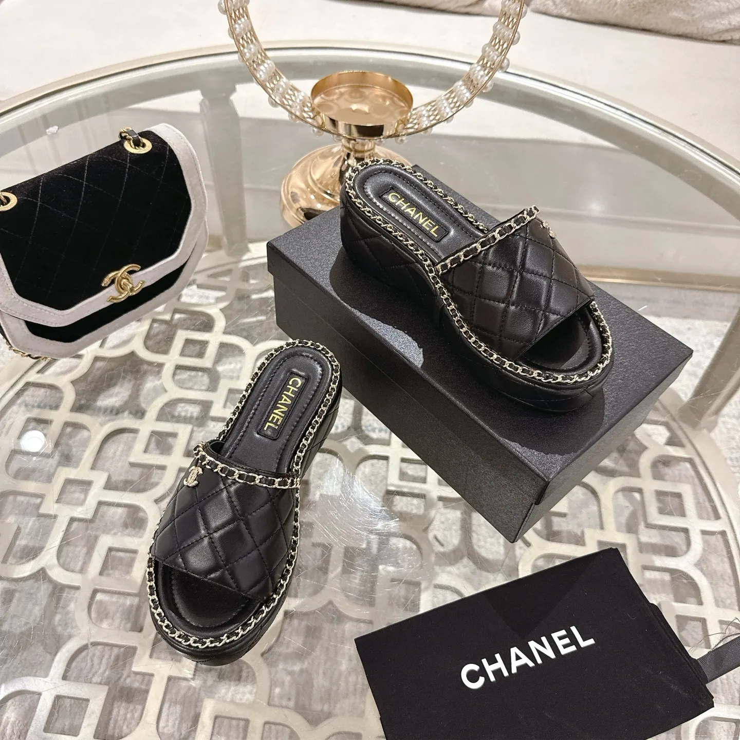 👟👟Ex-factory price 600👟👟 𝐂𝐇𝐀𝐍𝐄𝐋 | Xiaoxiang 25𝐬𝐬 🦋2025 Spring and Summer New Products Counter Classic Xiaoxiang Double C Diamond Chain Slippers Series New〰 🍬 The absolute best in the BS fashion circle. Matching will perform meticulously Minimalist, classic elements that will never fade away 💋 Show unique dressing style, too beautiful to say anything. A must-have for summer... Upper: Original high-customized lambskin Lining: Imported mixed sheepskin lining Outsole: Original molded non-slip outsole Shoe size: 35-39 (34.40.41.42 customization is not returnable)